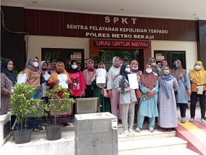 Tertipu Arisan Puluhan Emak-emak Datangi Polres Metro Bekasi