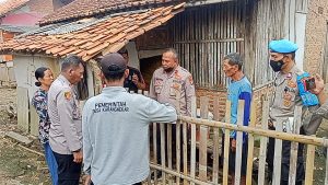 Kakek Tua Tinggal Di Samping Kandang Ayam Di Kunjungi Polsek Kedung Waringin