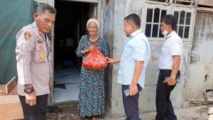 Sat intelkam Gandeng Polsek Kedung Waringin Berikan 100 Paket Sembako Bagi Warga Tidak Mampu