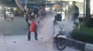 Sepeda Motor Terbakar Di Depan SPBU Diduga Akibat Kosleting Listrik