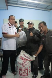 PLT. WALI KOTA BEKASI TRI ADHIANTO SERAHKAN 50.000 BIBIT IKAN LELE KE KELOMPOK TANI