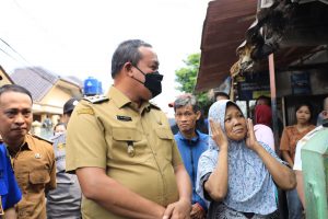 Rumah Warga Ludes Terbakar PLT Walikota Berikan Bantuan