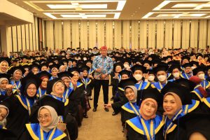 HADIR WISUDA STIKES STMIK BANI SALEH. PLT WALI KOTA BEKASI TEGASKAN SELALU TINGKATKAN MENUNTUT ILMU