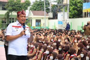DISAMBUT SISWA DENGAN KEMERIAHAN YEL YEL. PLT WALI KOTA BEKASI BERI SEMANGAT DAN MATERI WAWASAN KEBANGSAAN