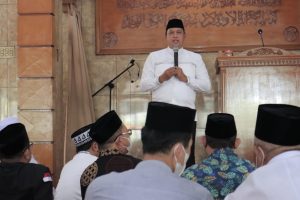 PLT. WALI KOTA BEKASI SHALAT JUMAT BERSAMA WARGA JATIMEKAR, HIMBAU TETAP WASPADA PENYEBARAN COVID-19