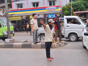 Jadikan Jalan Trotoar Untuk Usaha,Di Tertibkan Trantib Cikarang Barat