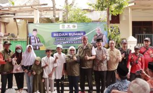 Dua Warga Tidak Mampu Asal Pondok Melati Terima Manfaat Rutilahu
