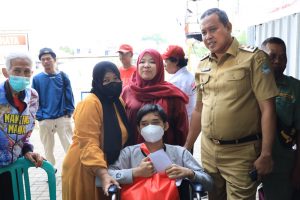 KEPEDULIAN PLT WALI KOTA UNTUK MENJENGUK WARGANYA YANG SAKIT