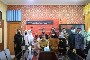 PLT WALI KOTA BEKASI LANGSUNG BERIKAN IJAZAH YANG TERTAHAN KARENA BIAYA