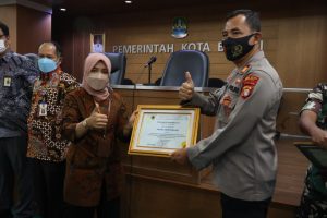 Penyerahan DIPA dan TKD 2023 Untuk Pemerintah Kota dan Kabupaten Bekasi di Aula Nonon Sonthanie.