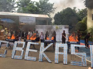 Ribuan Bungkus Rokok dan Minuman Ilegal Tanpa Cukai Di Musnahkan Petugas