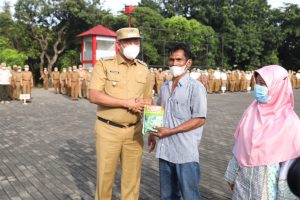 Upaya Peningkatan Ketahanan Pangan, Kelompok Tani Kota Bekasi Diberikan Benih Kangkung Saat Apel