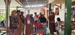 Tiga Kursi Roda Di Berikan Dinas Sosial Pada Warga Desa Pasir Sari Cikarang Selatan