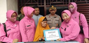 Seorang babinkabtimas rehab rumah warga tidak layak huni dengan uang pribadinya bersama istri.