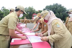 Plt. Wali Kota Tandatangani Kesepakatan dan Serahkan Penghargaan Saat Apel Pagi Ini.