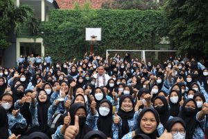 PLT WALI KOTA BEKASI MELAKUKAN KUNJUNGAN KE SMA YANG BERLOKASI DI KECAMATAN BEKASI BARAT