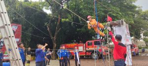 Hari Ketiga, Skill Competition Damkar Petugas Lakukan Survival Bagi Korban.