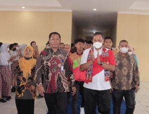 Kunjungi Sekolah-Sekolah, Plt. Wali Kota Bekasi Tri Adhianto Sosialisasi Wawasan Kebangsaan Dirangkai Kejar Bola Layanan Kependudukan