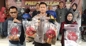 Oknum Security dan Ibu Rumah tangga di Karawang di amankan Petugas Satnarkoba