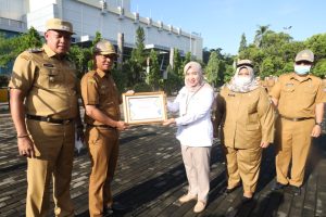 Saat Apel, Pemkot Bekasi Terima Penghargaan Sebagai Pemerintah Dengan Kinerja Penyaluran DAK Fisik Terbaik Ketiga Tahun 2022 Dari Dirjen Perbendaharaan Jabar.