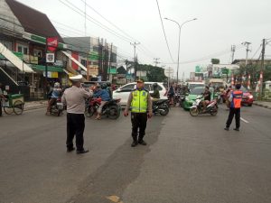 Buka Tutup Di Lakukan Petugas Polsek Tambun Antisipasi Kemacetan Di Jam Sibuk
