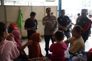 Warga Langganan Banjir Dapatkan Bantuan Dapur Umum Dari Kapolres Metro Bekasi 