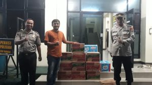 Polsek Tambun Distribusikan Mie Instan Dan Air Mineral Untuk Warga Dua Desa Korban Banjir