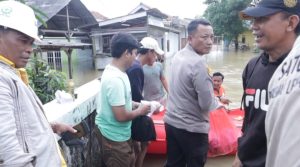Makanan Siap Saji Di Berikan Polsek Ciktim Untuk Korban Banjir
