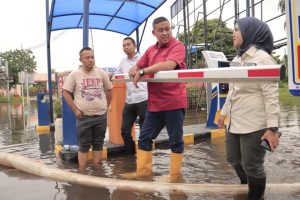 Tinjau Banjir di Area Bekasi Timur, Plt. Wali Kota Bekasi Kerahkan Petugas BMSDA