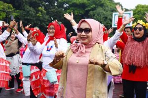 Kostum Daur Ulang Sampah Warnai Pawai HPSN 2023 di CFD Kota Bekasi Pagi Ini.