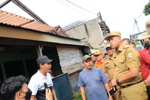 Tinjau Kerusakan Rumah Akibat Puting Beliung di Jatibening Baru, Tri Adhianto Arahkan Perangkat Wilayah untuk Segera Lakukan Perbaikan