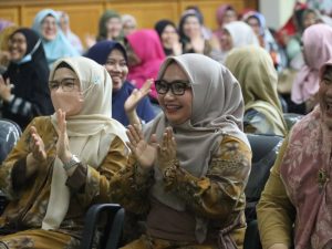 TP PKK dan DWP Kota Bekasi Peringati Isra Mi’raj, Salurkan Bingkisan Sembako Ke Para Ustadzah