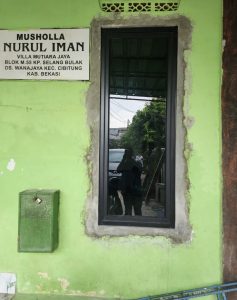 FajarPaper Berikan Dukungan Renovasi Musholla Nurul Iman Bagi Warga Villa Mutiara Cibitung