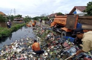 Tim Biawak UPTD Wilayah II Bersihkan Sampah Sepanjang 500 Meter Di Bersihkan