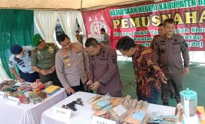 Kejari Cikarang Lakukan Pemusnahan Ribuan Barang Bukti
