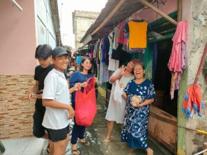 Sahabat Agustina Nainggolan Bagikan Bantuan 500 Nasi Bungkus Korban Banjir
