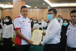 Sebanyak 212 Pegawai Di Ambil Sumpah Dan Janji Sebagai PNS Serta Dilantik Oleh Plt. Wali Kota Bekasi.