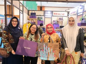 Hadir Di Ajang INACRAFT, Ketua Dekranasda Kota Bekasi Ajak Masyarakat Bangga Terhadap Karya Bangsa Sendiri