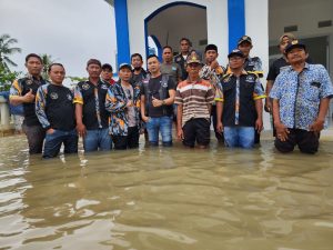 Satu Truk Sembako Di Berikan LSM GMBI Pada Warga Muara Gembong Terdampak Banjir