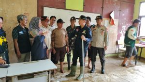 Pj Bupati Bekasi Kunjungi Sekolah Terdampak Banjir di Kecamatan Sukakarya
