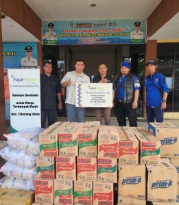 FajarPaper Berikan Bantuan Untuk Warga Terdampak Banjir di Kab. Bekasi