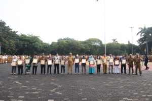 Apel Pagi, Plt. Wali Kota Tandatangani Maklumat Jelang Ramadhan Serta Serahkan Beberapa Penghargaan Kepada Wajib Pajak.