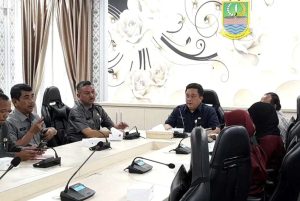 Sekretaris Daerah Kabupaten Bekasi, Dedy Supriyadi menerima penyerahan hasil penilaian kepatuhan Ombudsman RI Perwakilan Jakarta Raya.