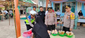 Borong Pedagang Tajil,Kapolres Mesuji Berikan Menu Berbuka Gratis Kepada Warga