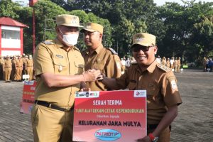 Simbolis Penyerahan Alat Rekam Cetak Adminduk Tahap 2 dan Penyerahan Lomba Teknologi Tepat Guna oleh Plt. Wali Kota Bekasi.