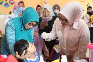 Plt Ketua TP PKK Kota Bekasi Tinjau Pelaksanaan Vaksinasi Polio