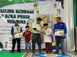 FajarPaper Berikan Santunan Anak Yatim Kegiatan Bakti Sosial di Bulan Ramadhan 1444 H