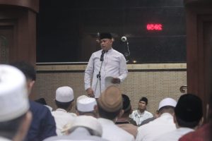 Malam Nuzulul Qur’an, Plt. Wali Kota Bekasi Shalat Tarawih Bersama Di Masjid Agung Al – Barkah Kota Bekasi.