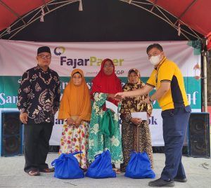 FajarPaper Berikan Zakat Jelang Idul Fitri untuk Warga di 3 Desa Kab. Bekasi