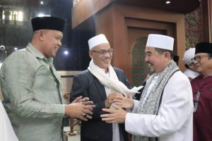 Eratkan Silaturahmi Antar Sesama, Plt. Wali Kota Bekasi Beserta Keluarga Laksanakan Shalat Idul Fitri di Masjid Agung Al-Barkah